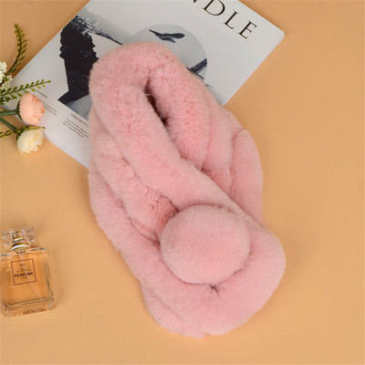 Ένα μεγάλο μαλακό και πολύ ζεστό γυναικείο κασκόλ πολλά χρώματα