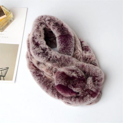 Ένα μεγάλο μαλακό και πολύ ζεστό γυναικείο κασκόλ πολλά χρώματα