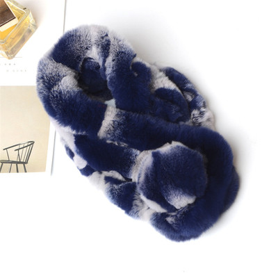 Ένα μεγάλο μαλακό και πολύ ζεστό γυναικείο κασκόλ πολλά χρώματα