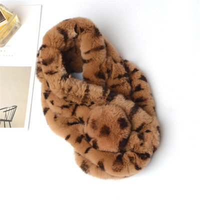 Ένα μεγάλο μαλακό και πολύ ζεστό γυναικείο κασκόλ πολλά χρώματα