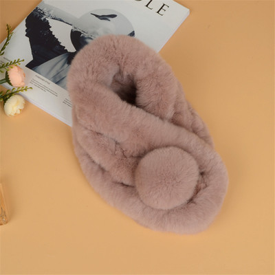 Ένα μεγάλο μαλακό και πολύ ζεστό γυναικείο κασκόλ πολλά χρώματα