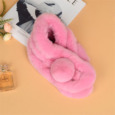 Ένα μεγάλο μαλακό και πολύ ζεστό γυναικείο κασκόλ πολλά χρώματα