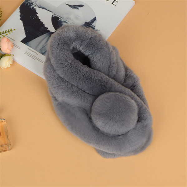 Ένα μεγάλο μαλακό και πολύ ζεστό γυναικείο κασκόλ πολλά χρώματα