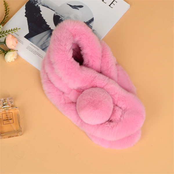 Ένα μεγάλο μαλακό και πολύ ζεστό γυναικείο κασκόλ πολλά χρώματα