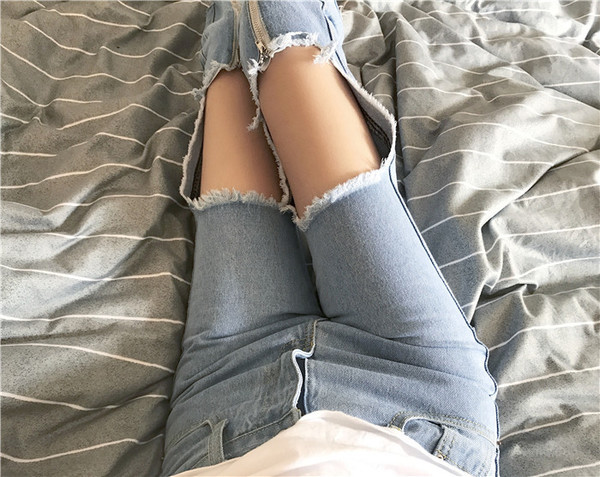 Μοντέρνα γυναικεία τζιν - σχισμένα και με φερμουάρ