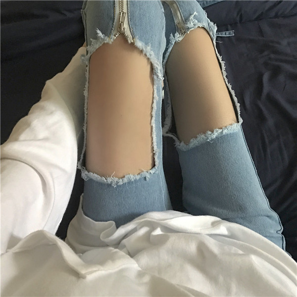 Μοντέρνα γυναικεία τζιν - σχισμένα και με φερμουάρ