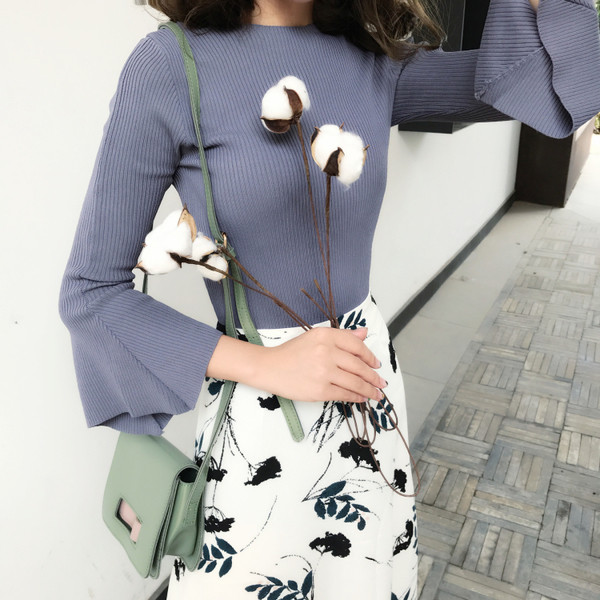 Κομψή, λεπτή γυναικεία μπλούζα με κομμένα μανίκια σε διάφορα χρώματα