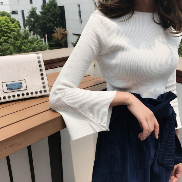 Κομψή, λεπτή γυναικεία μπλούζα με κομμένα μανίκια σε διάφορα χρώματα