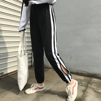 Μοντέρνα γυναικεία παντελόνια σε μαύρο χρώμα με λευκές λωρίδες