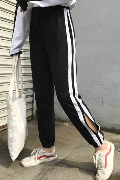 Μοντέρνα γυναικεία παντελόνια σε μαύρο χρώμα με λευκές λωρίδες