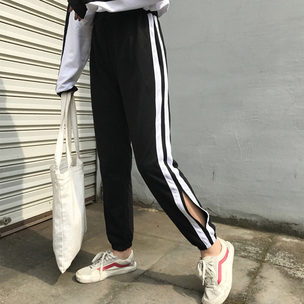 Μοντέρνα γυναικεία παντελόνια σε μαύρο χρώμα με λευκές λωρίδες