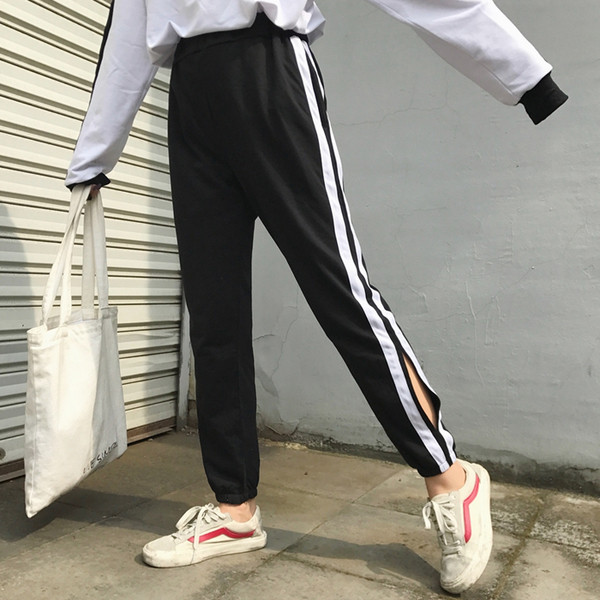 Μοντέρνα γυναικεία παντελόνια σε μαύρο χρώμα με λευκές λωρίδες