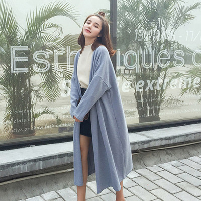 Φθινοπωρινή μακρύ γυναικεία ζακέτα σε απλό σχέδιο