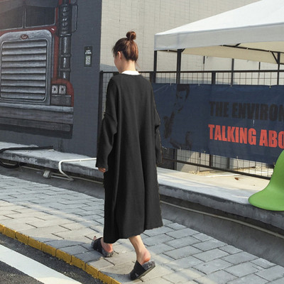 Φθινοπωρινή μακρύ γυναικεία ζακέτα σε απλό σχέδιο