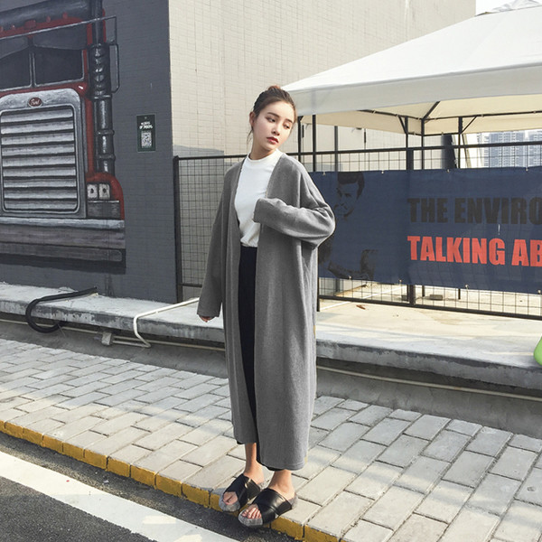 Φθινοπωρινή μακρύ γυναικεία ζακέτα σε απλό σχέδιο