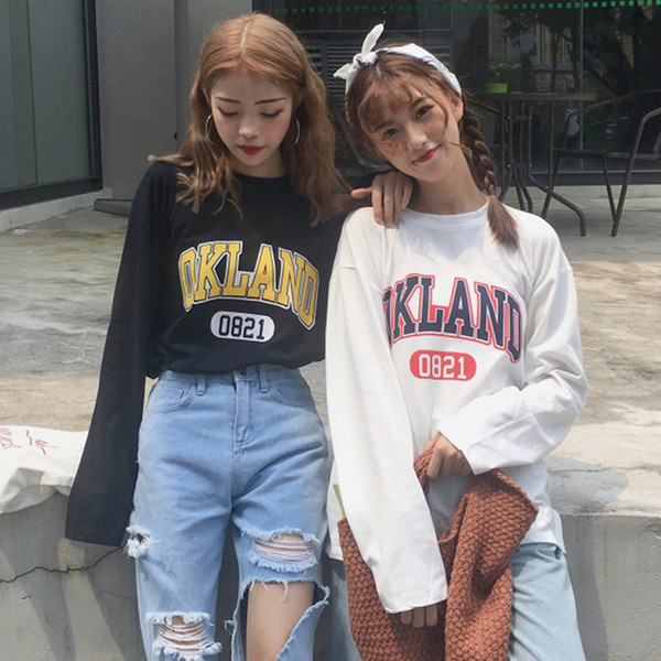 Есенна дамска блуза в черен и бял цвят с надписи