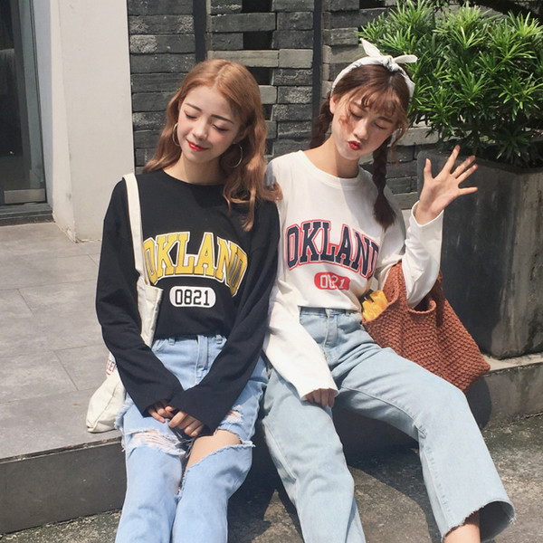 Есенна дамска блуза в черен и бял цвят с надписи