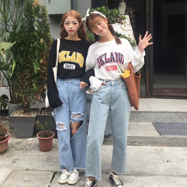 Есенна дамска блуза в черен и бял цвят с надписи