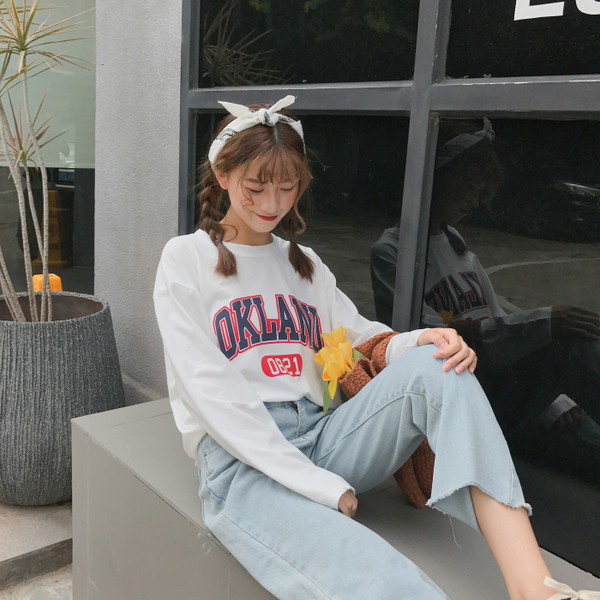 Есенна дамска блуза в черен и бял цвят с надписи