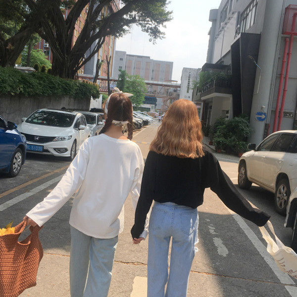 Есенна дамска блуза в черен и бял цвят с надписи