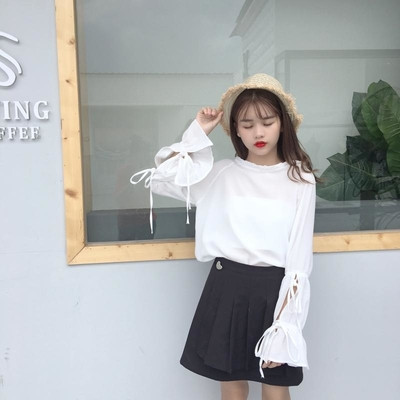 Γυναικεία μπλούζα σε χαλαρό ύφος και κομμένα μανίκια με κορδόνια