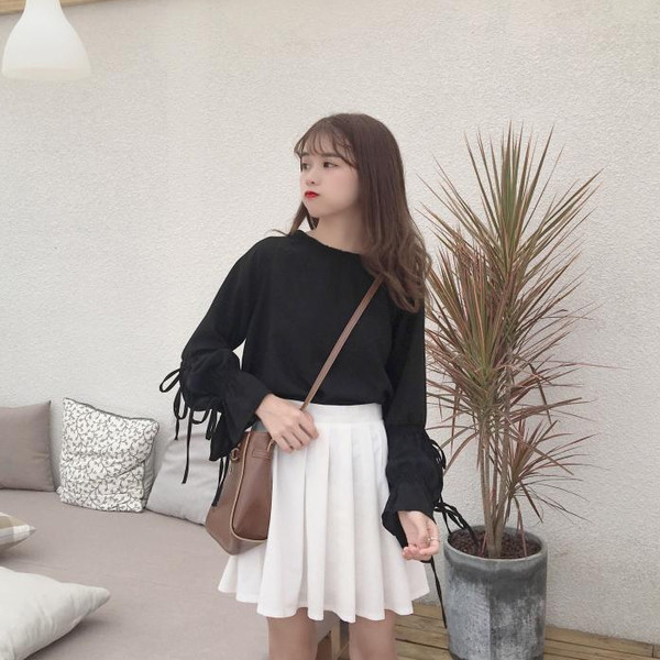 Γυναικεία μπλούζα σε χαλαρό ύφος και κομμένα μανίκια με κορδόνια