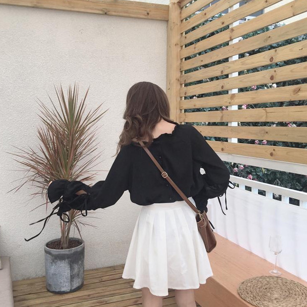 Γυναικεία μπλούζα σε χαλαρό ύφος και κομμένα μανίκια με κορδόνια