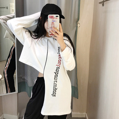 Есенна дамска блуза в черен и бял цвят с надписи и асиметрична дължина