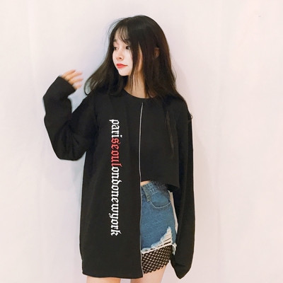 Есенна дамска блуза в черен и бял цвят с надписи и асиметрична дължина