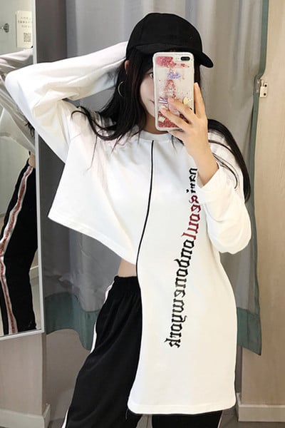 Есенна дамска блуза в черен и бял цвят с надписи и асиметрична дължина