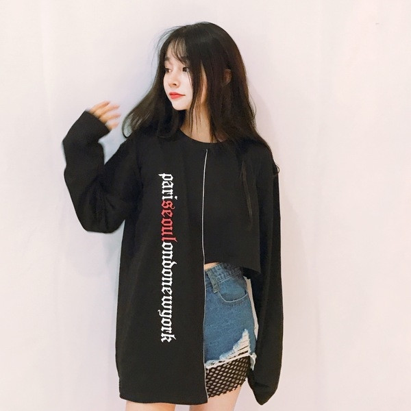 Есенна дамска блуза в черен и бял цвят с надписи и асиметрична дължина