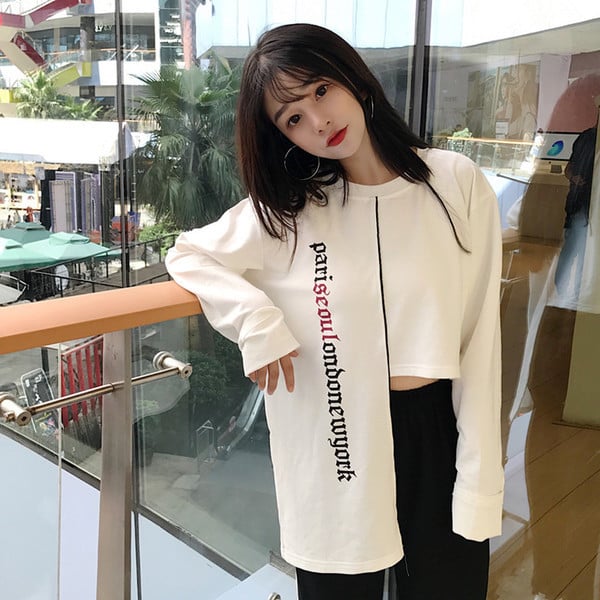 Есенна дамска блуза в черен и бял цвят с надписи и асиметрична дължина