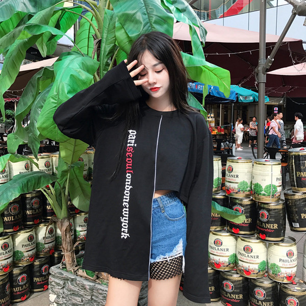 Есенна дамска блуза в черен и бял цвят с надписи и асиметрична дължина