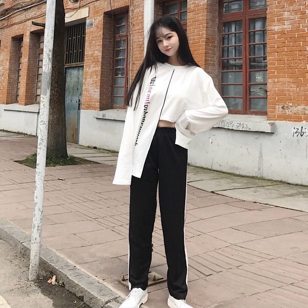 Есенна дамска блуза в черен и бял цвят с надписи и асиметрична дължина