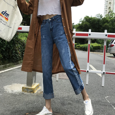 Μοντέρνα γυναικεία τζιν με ψηλή μέση