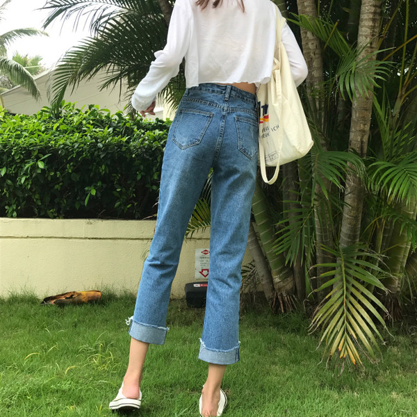 Μοντέρνα γυναικεία τζιν με ψηλή μέση