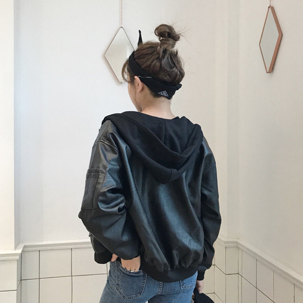 Стилно дамско бомбър яке от еко кожа с качулка