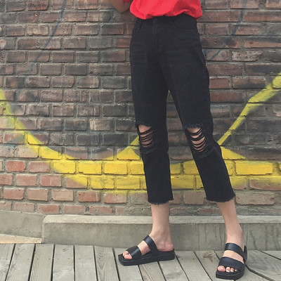 Κομψά γυναικεία τζιν σε μαύρο χρώμα και σκισμένα