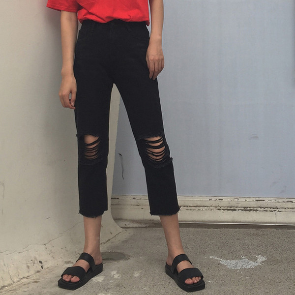 Κομψά γυναικεία τζιν σε μαύρο χρώμα και σκισμένα