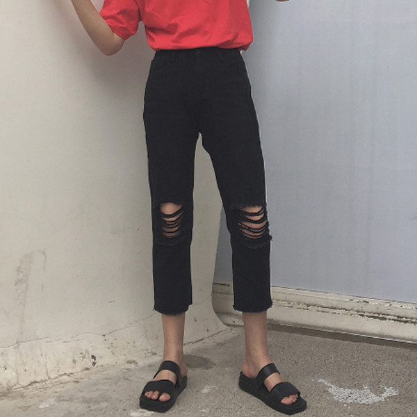 Κομψά γυναικεία τζιν σε μαύρο χρώμα και σκισμένα