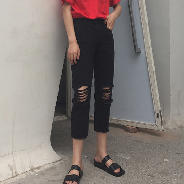 Κομψά γυναικεία τζιν σε μαύρο χρώμα και σκισμένα