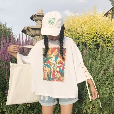 Αθλητική-κομψή γυναικεία μπλούζα με μια εικόνα και συνδέσεις σε ένα ευρύ σχέδιο