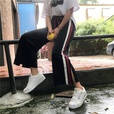 Κομψά γυναικεία παντελόνια σε μαύρο χρώμα με χρωματιστές λωρίδες