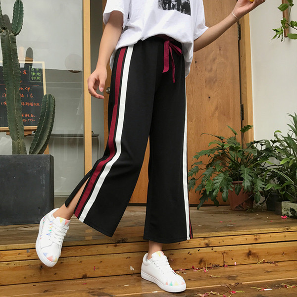 Κομψά γυναικεία παντελόνια σε μαύρο χρώμα με χρωματιστές λωρίδες