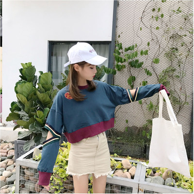 Γυναικείο σύντομό φούτερ με σχέδιο μανικιών σε δύο χρωμάτων