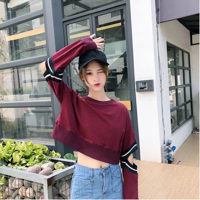 Γυναικείο σύντομό φούτερ με σχέδιο μανικιών σε δύο χρωμάτων