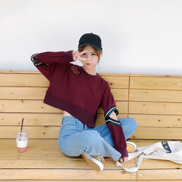 Γυναικείο σύντομό φούτερ με σχέδιο μανικιών σε δύο χρωμάτων