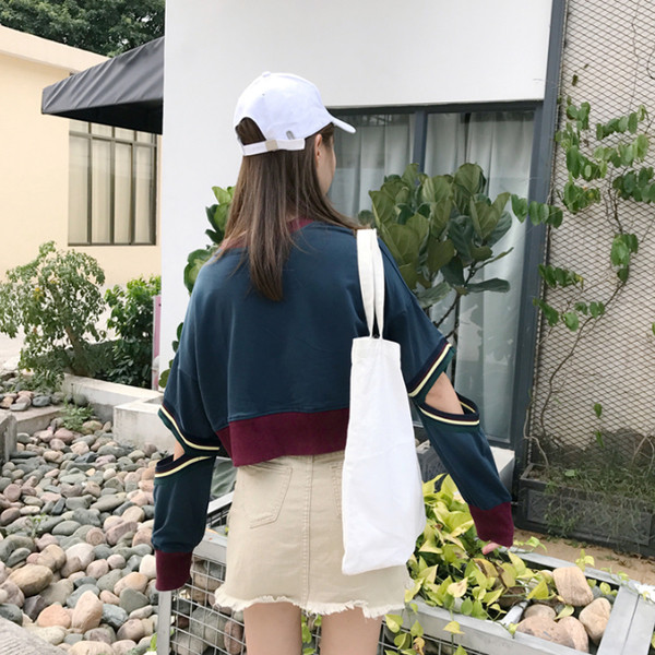 Γυναικείο σύντομό φούτερ με σχέδιο μανικιών σε δύο χρωμάτων