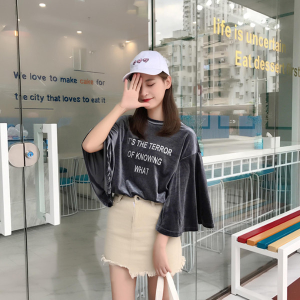 Απαλή γυναικεία μπλούζα σε δύο χρώματα και με επιγραφές, σε freestyle στυλ