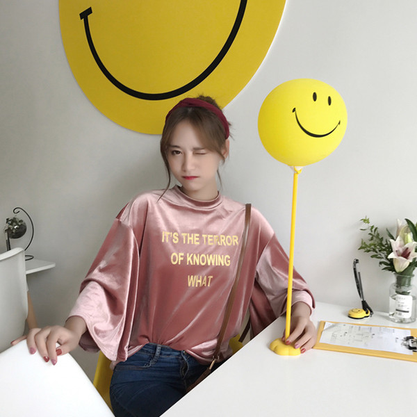 Απαλή γυναικεία μπλούζα σε δύο χρώματα και με επιγραφές, σε freestyle στυλ